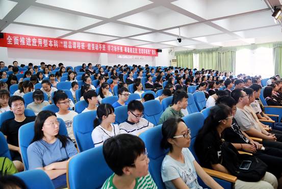 說明: K:\2019\新聞\本科部畢業(yè)典禮選圖\IMG_8891.JPG